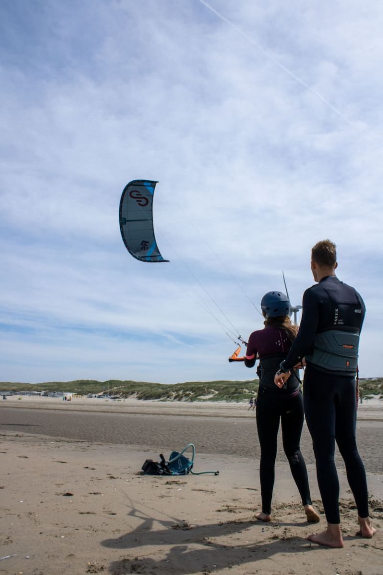 Jeroen, IKO-gecertificeerd kitesurf-instructeur van Type One Kiting, op het Nederlandse strand